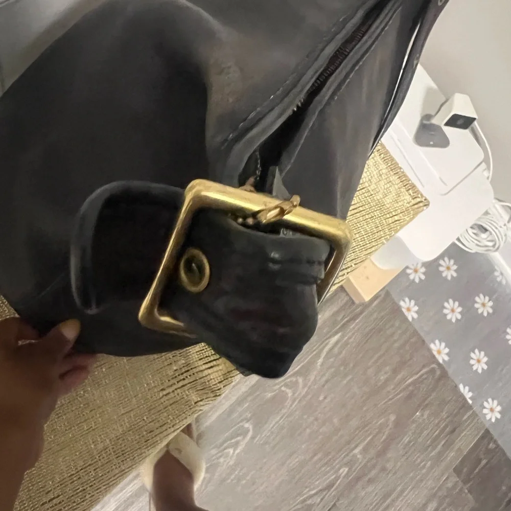 Vintage Large Coach Black Leather Bag with Brass Details.. - Picture 3 of 8